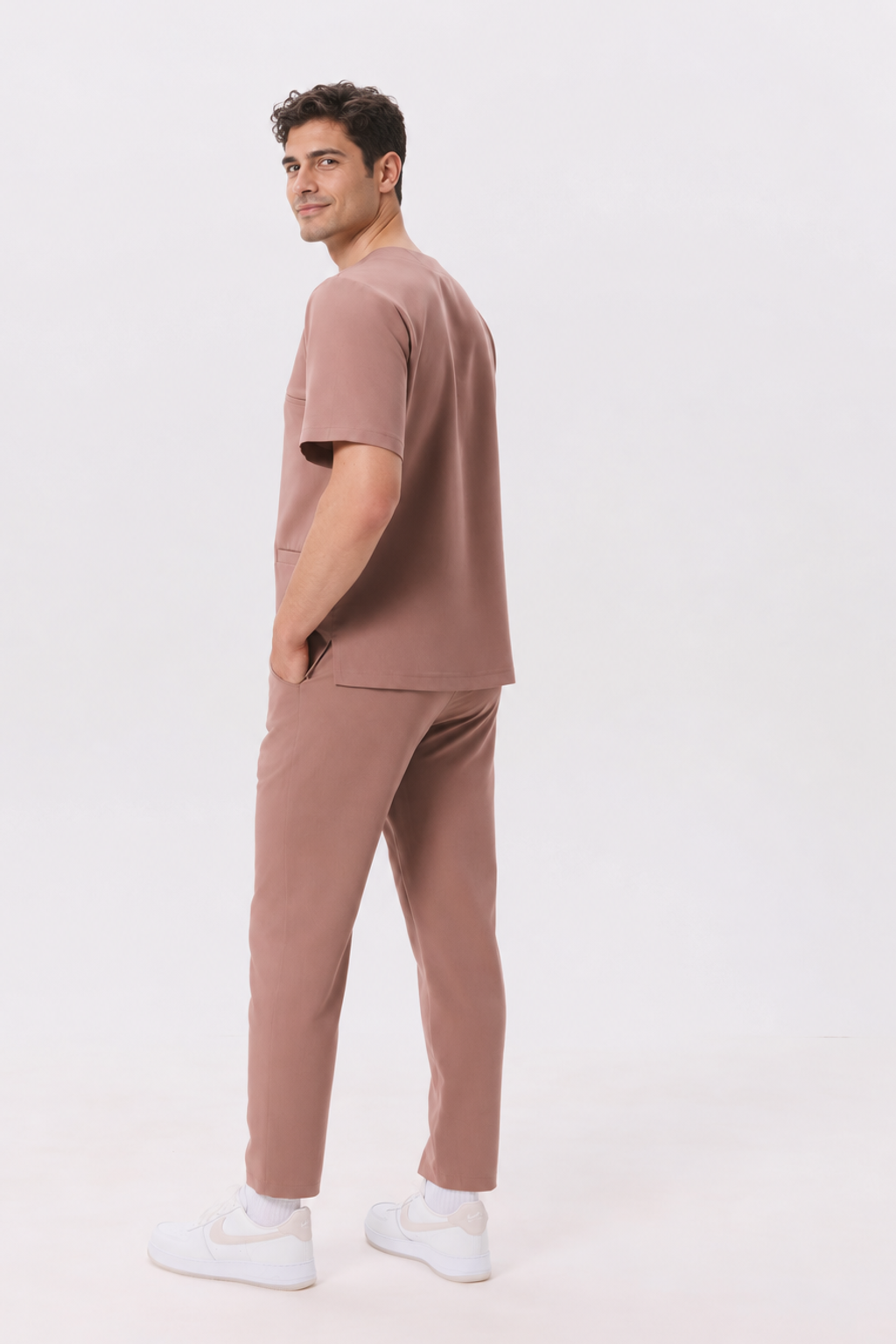 Heren scrubtop met zakken Nico, kleur amandel, achterkant