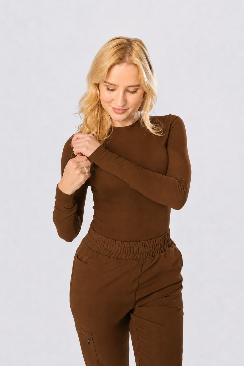 Dames medische longsleeve Lena, kleur chocolade, voorkant