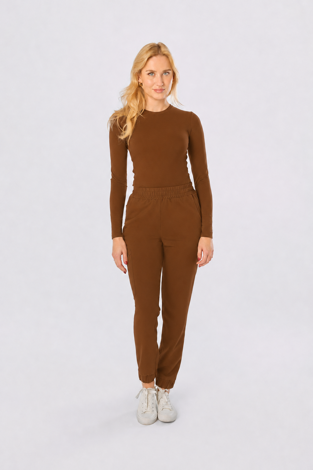 Dames medische longsleeve Lena, kleur chocolade, voorkant