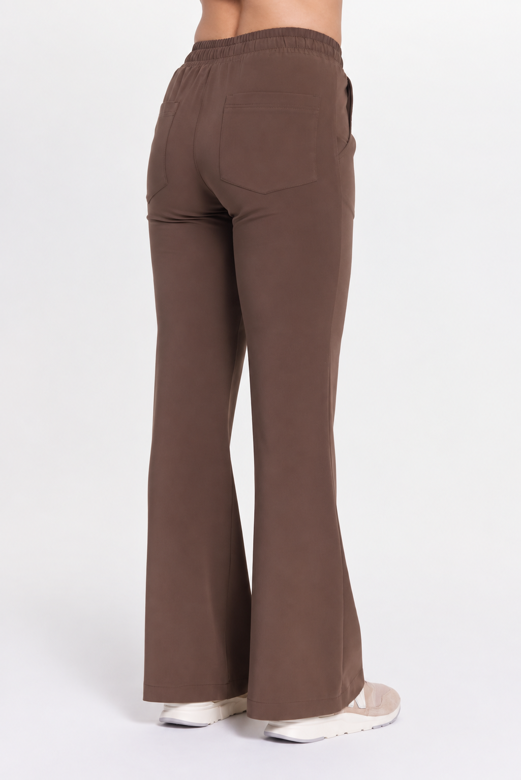 Dames medische broek flared Iris, kleur espresso, achterkant