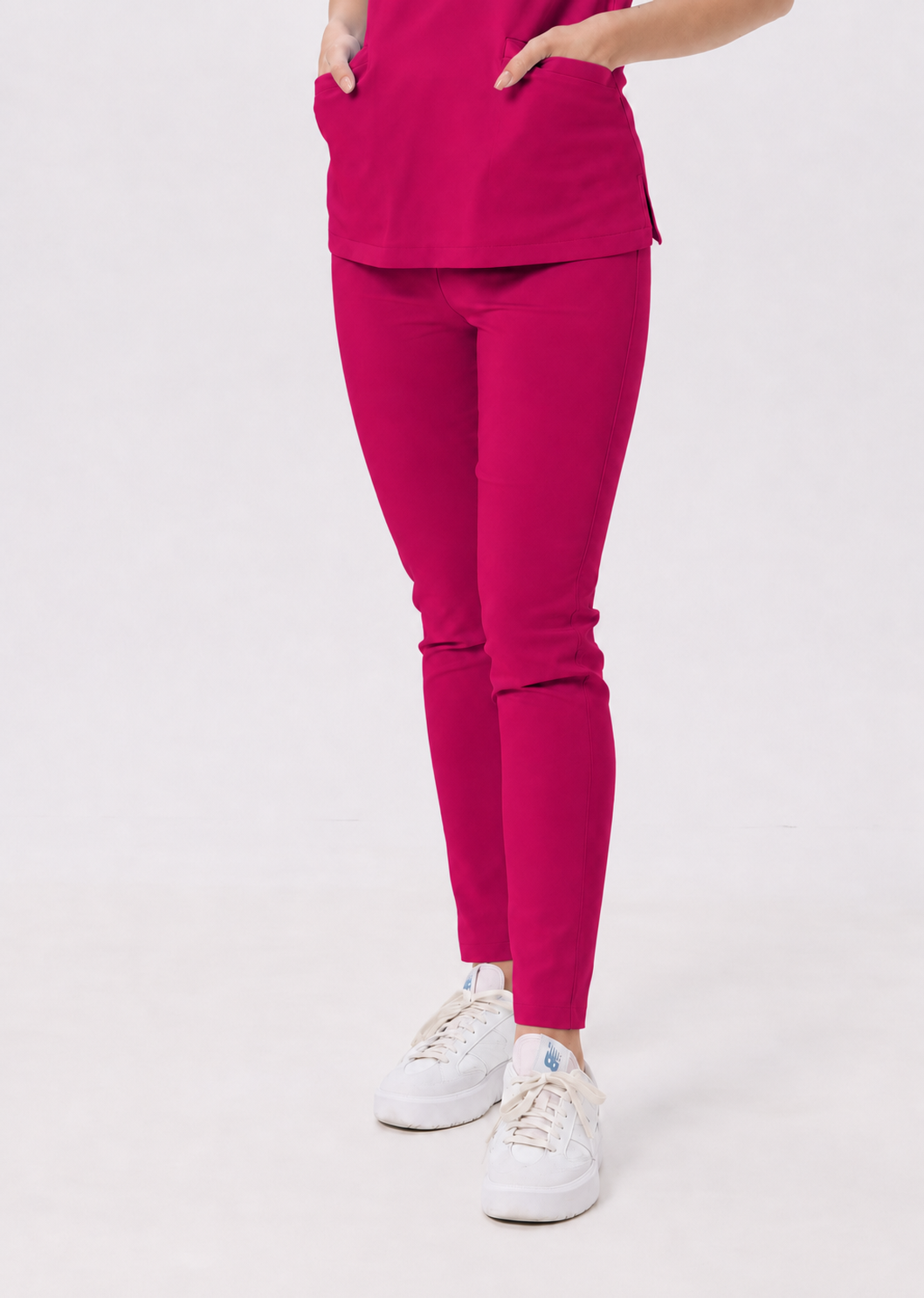 Dames medische broek skinny Ella, kleur amarant, voorkant