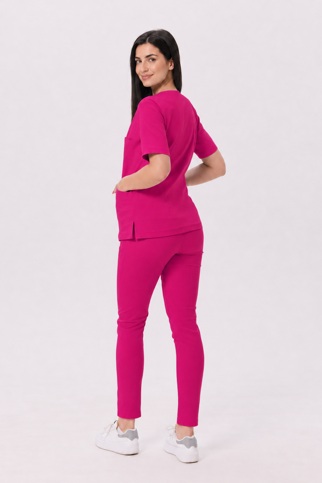 Dames medische broek skinny Ella, kleur amarant, achterkant