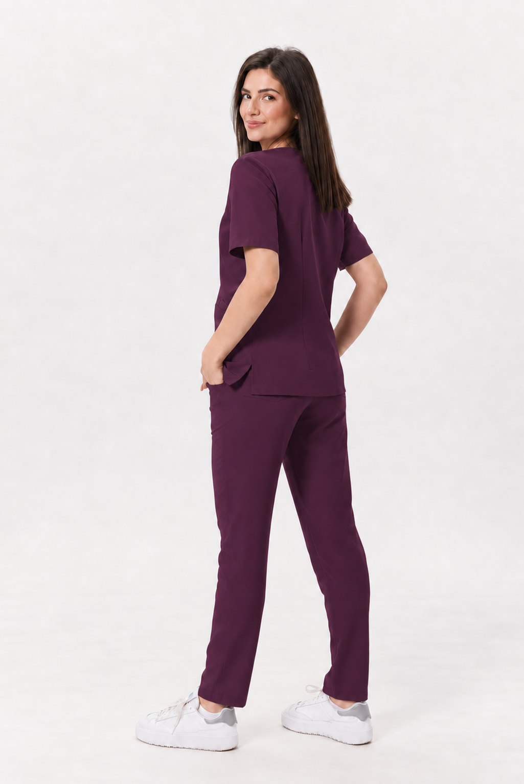 Dames medische broek recht Zara, kleur aubergine, achterkant