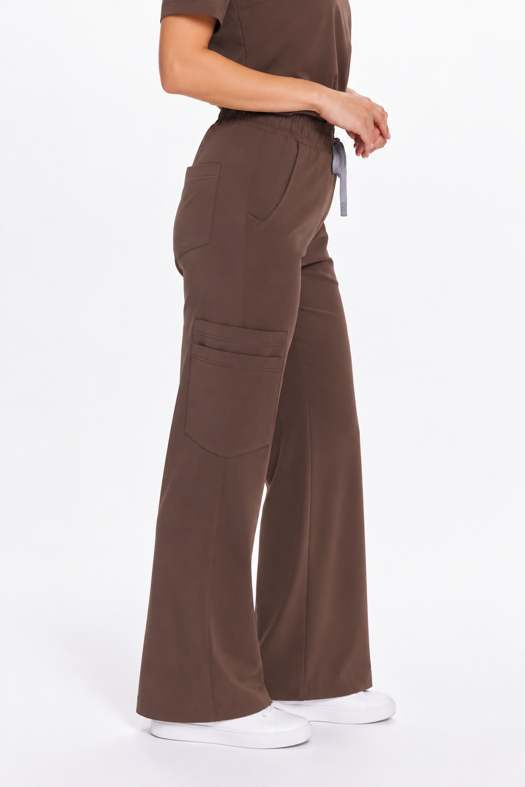 Dames medische broek wijde pijp Freya, kleur espresso, zijkant