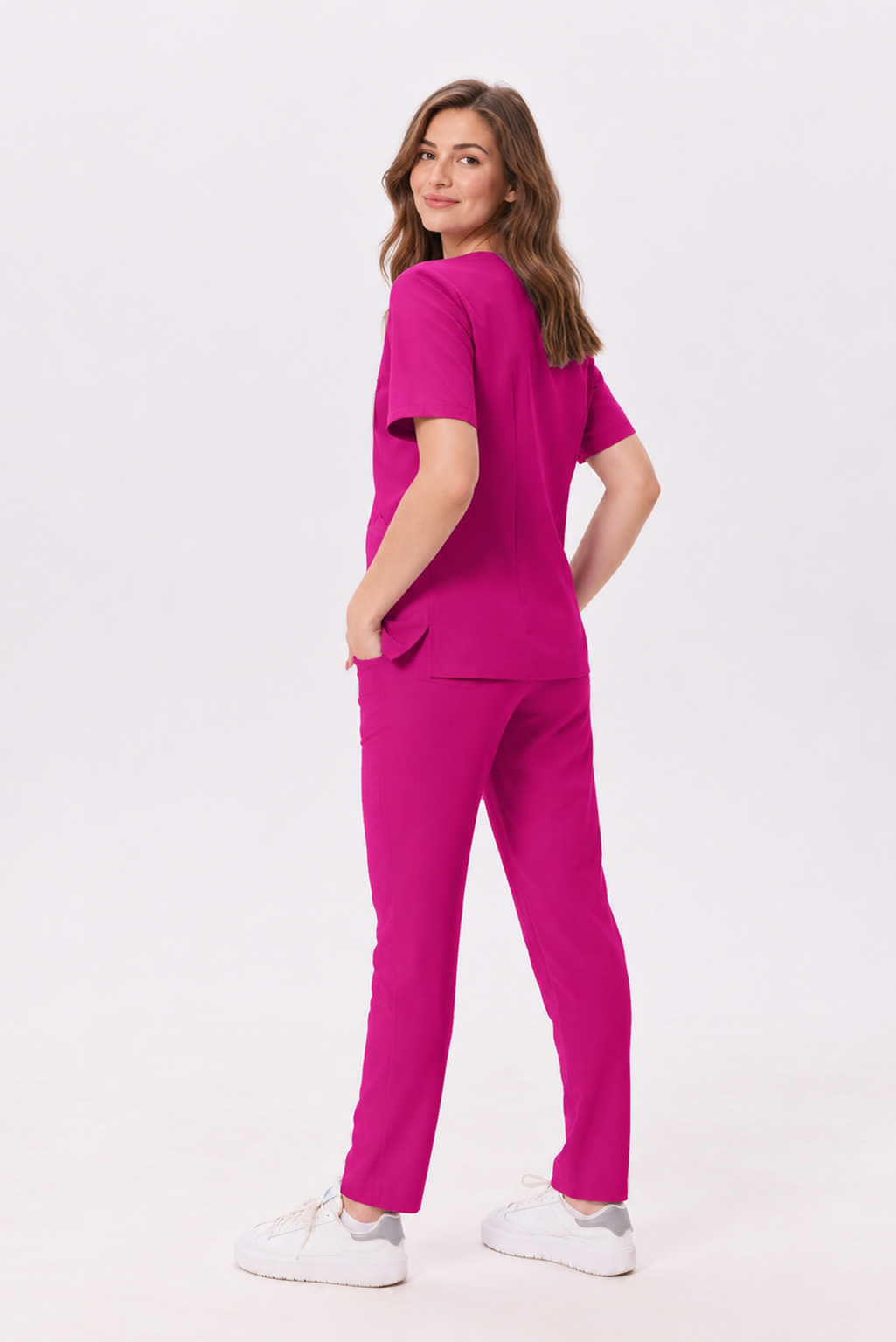 Dames scrubtop V-hals Livia, kleur amarant, achterkant