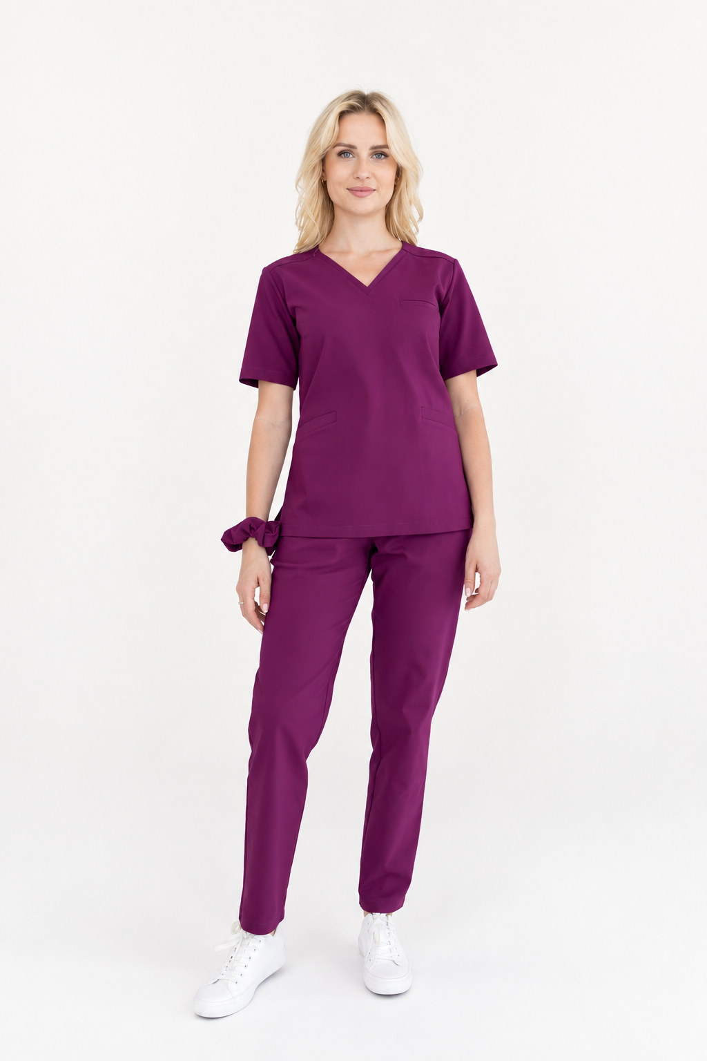 Dames scrubtop V-hals Vera, kleur pruim, voorkant