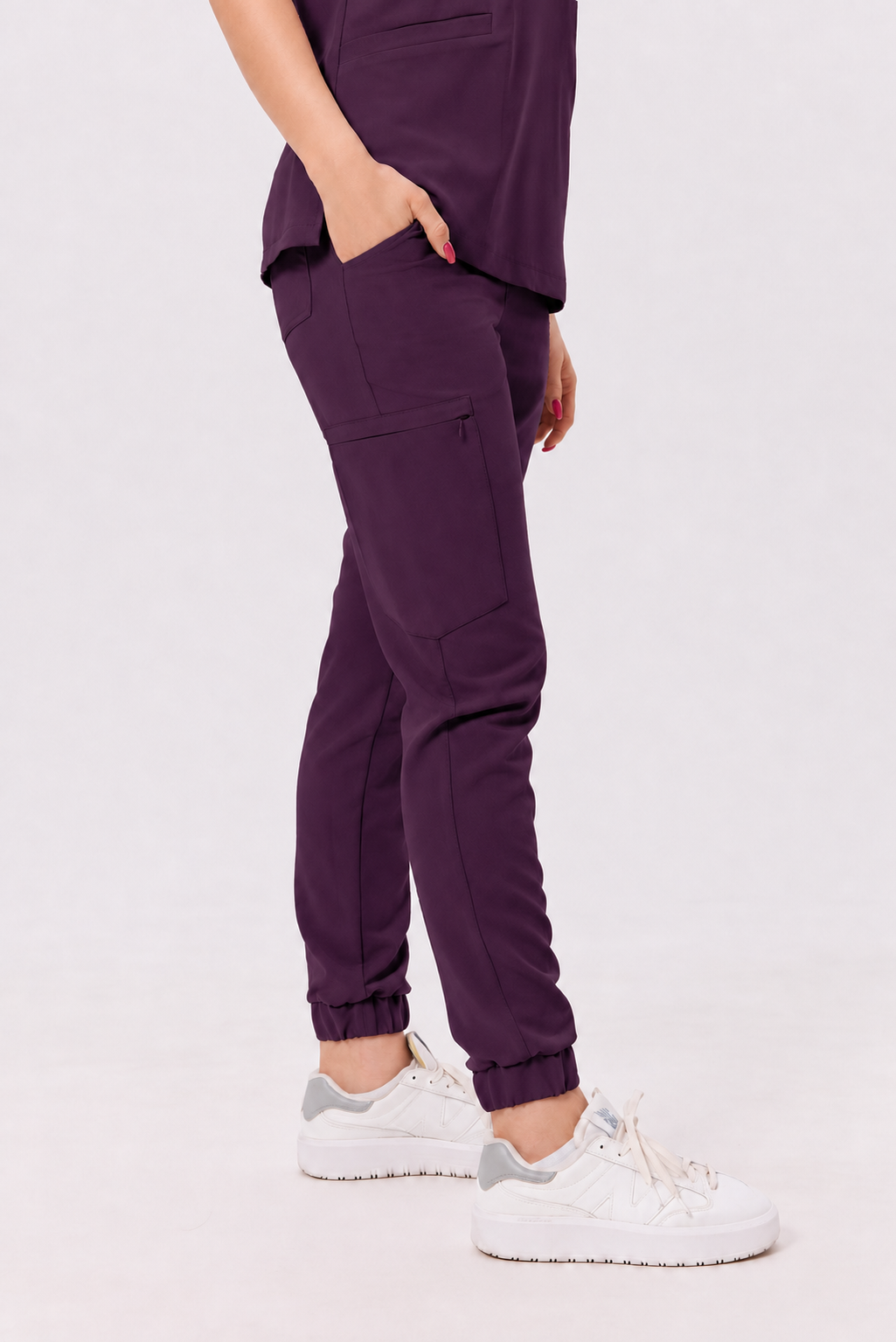 Dames medische jogger Luna, kleur aubergine, zijkant