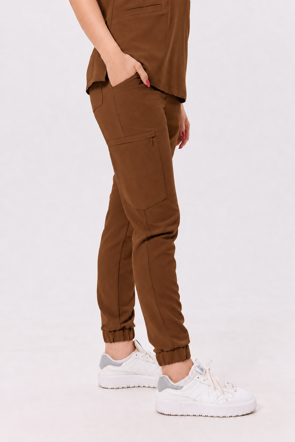 Dames medische jogger Luna, kleur chocolade, zijkant