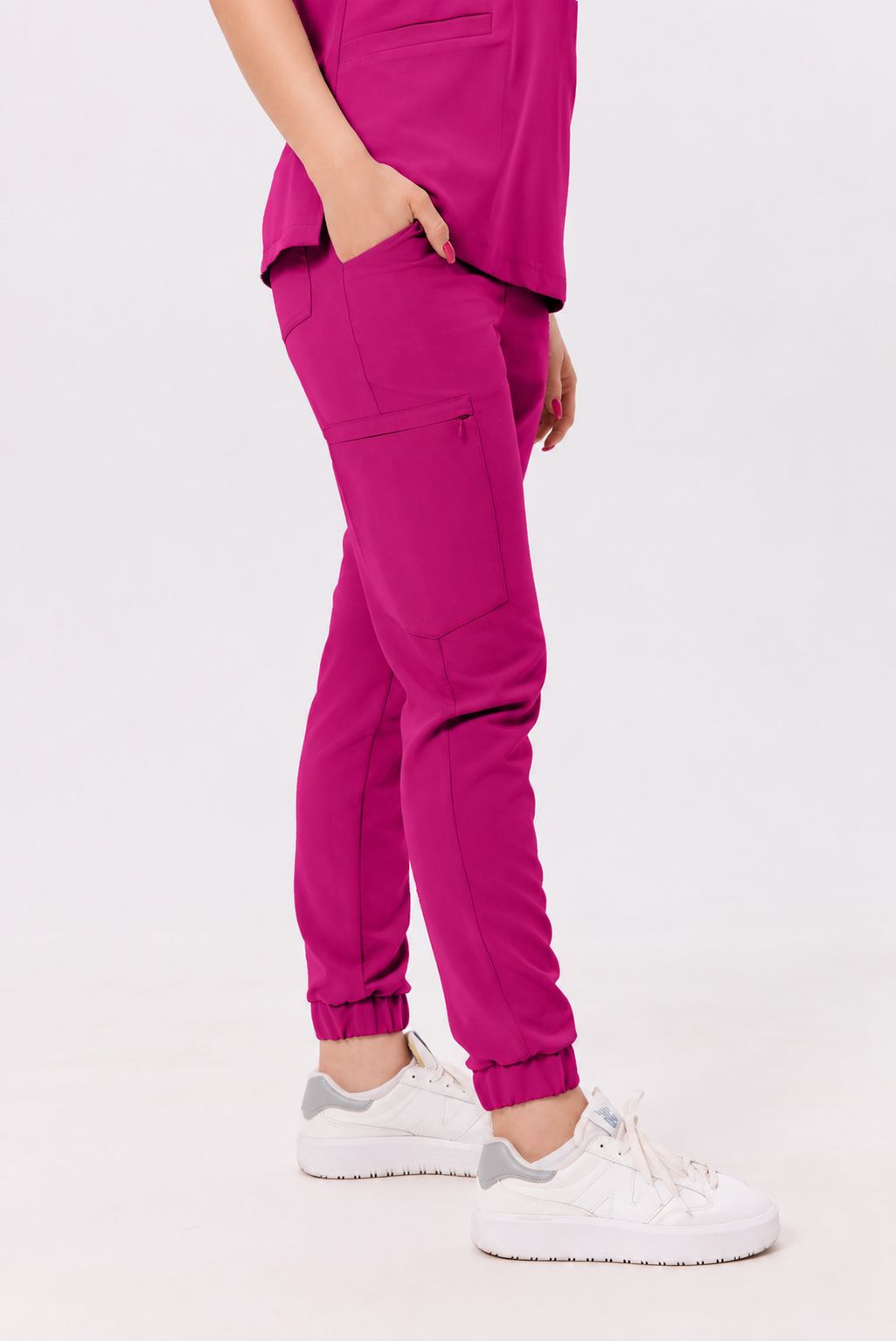 Dames medische jogger Luna, kleur amarant, zijkant