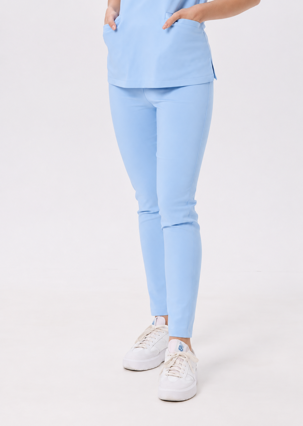 Dames medische broek skinny Ella, kleur pastelblauw, voorkant