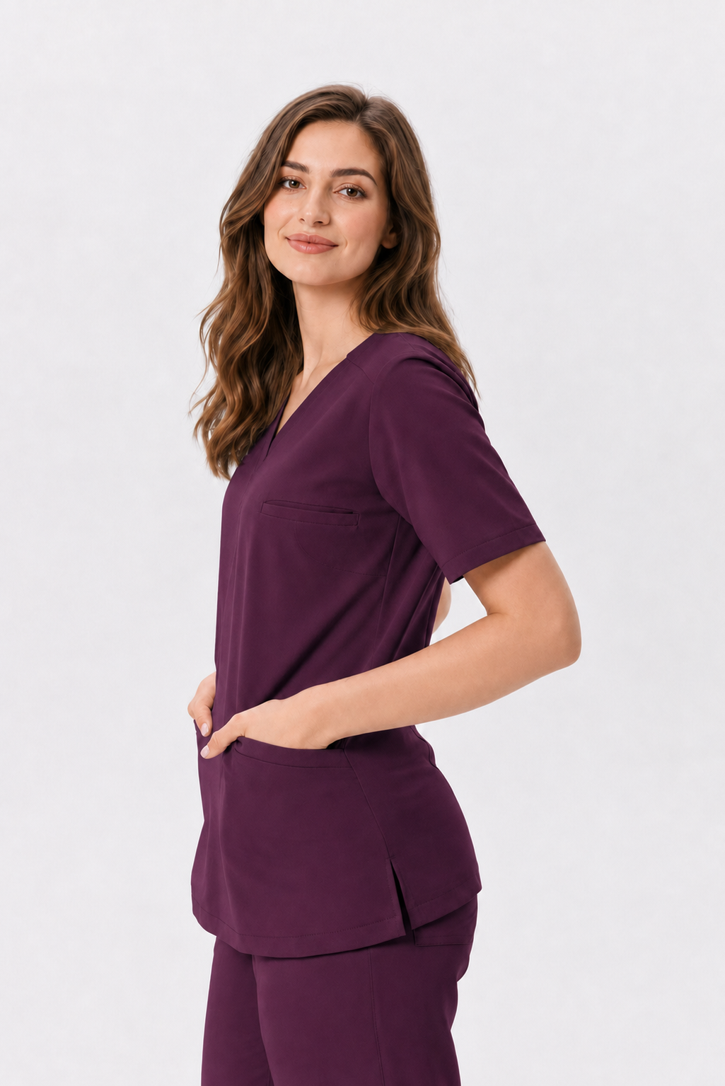 Dames scrubtop V-hals Livia, kleur aubergine, driekwart